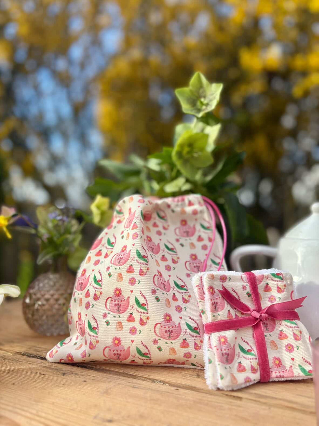 Lot de quatre cotons démaquillants réutilisables et son pochon de transport - Tissu "Tea time in England" 🫖